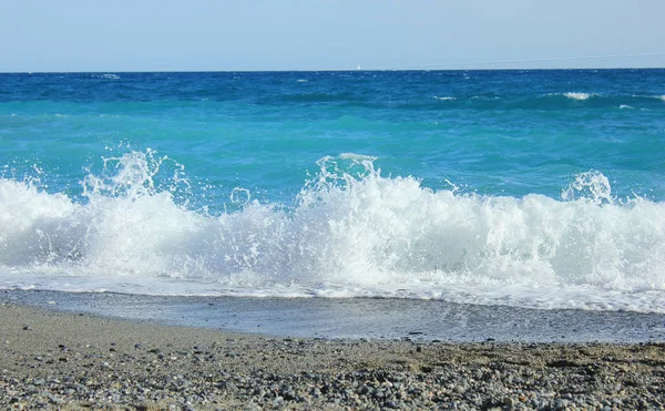 dalgalar plaj önünde