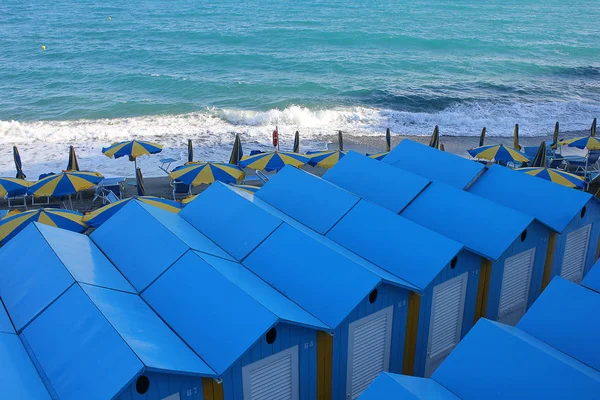 통나무집과 해변에서 우산 — 스톡 사진
