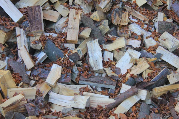 Фон со стопкой древесины — стоковое фото