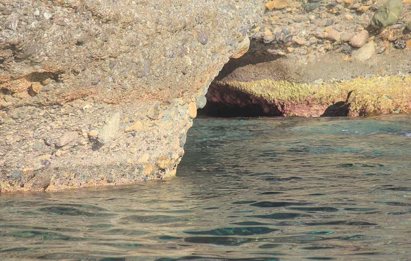 Ingången till en grotta i havet — Stockfoto