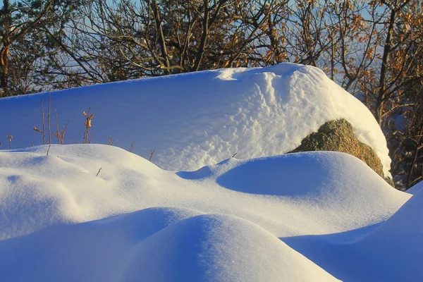 A hegyi sziklák a Snow — Stock Fotó