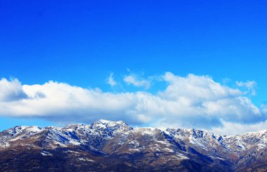 dağlar ve sonbahar bulutlarda ile Panorama