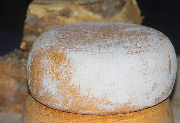 Сыр на рынке — стоковое фото