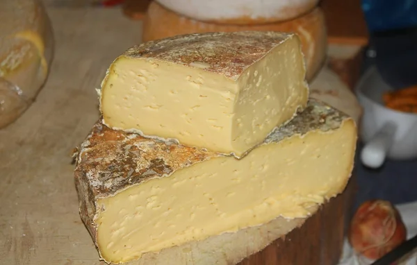 Gele kaas in de markt — Stockfoto