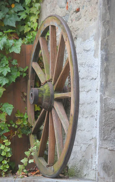 Roda de madeira perto da parede — Fotografia de Stock