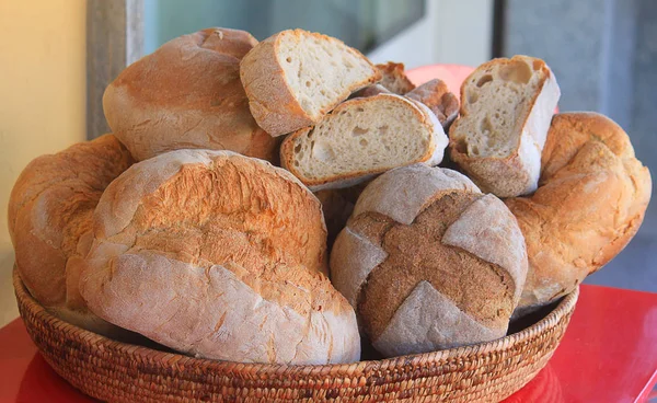 Brot im Weidenkorb — Stockfoto