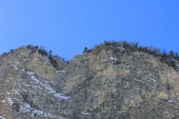 Βράχοι στο βουνό με δέντρα — Φωτογραφία Αρχείου
