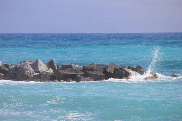 Скелі в морі — стокове фото