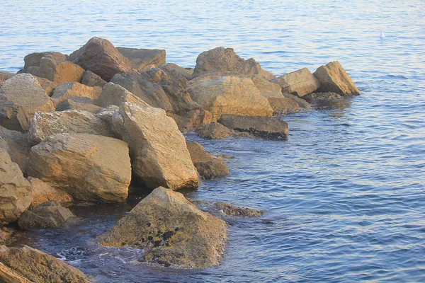 Rotsen en stenen in de zee — Stockfoto