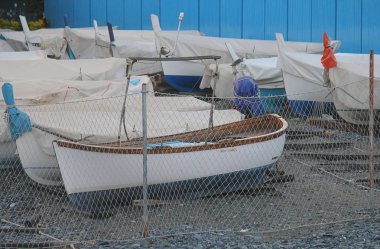 kapalı tekneler sahilde