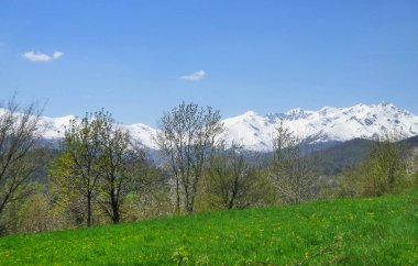 ilkbaharda çayırlar ve dağlar ile manzara