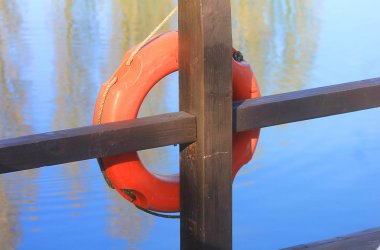 Gölün önündeki can yeleği