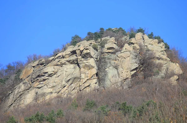 秋には山の中に大きな岩があり — ストック写真