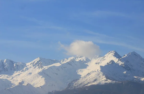 意大利冬天下雪的高山 — 图库照片