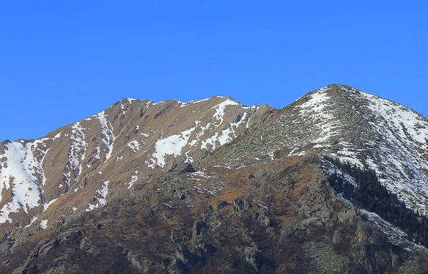 雪に覆われた冬の山のパノラマ — ストック写真