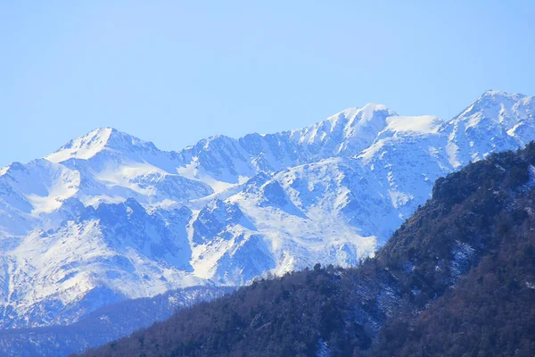 Panorama Gór Śniegiem Roślinnością Początku Wiosny — Zdjęcie stockowe