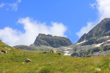 İtalya 'da dağları ve çayırı olan bir panorama