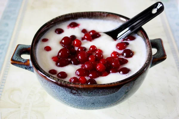 Sweet semolina with berries for Breakfast. — Stock Photo, Image