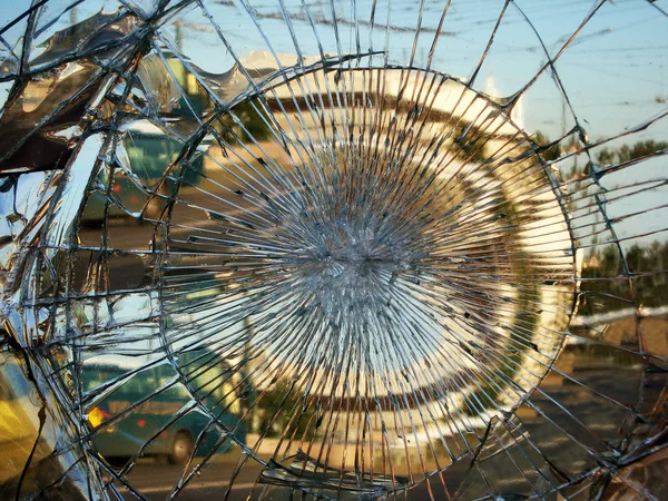 De reflectie van de stad in een gebroken spiegel. — Stockfoto