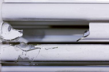 Kırık enerji tasarruflu lamba yakın çekim.