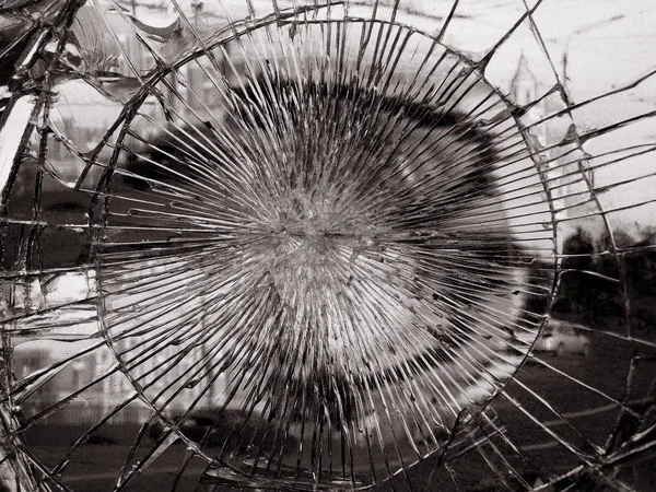 Vidrio espejo roto en el que se refleja la ciudad, versión en blanco y negro . —  Fotos de Stock