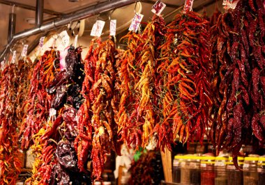 Grup kırmızı biber La Boqueria Market Barcelona, İspanya.