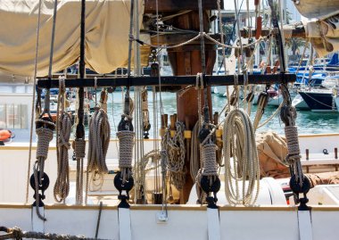 Geleneksel yelkenli arma. Çeşitli deniz deniz mili.