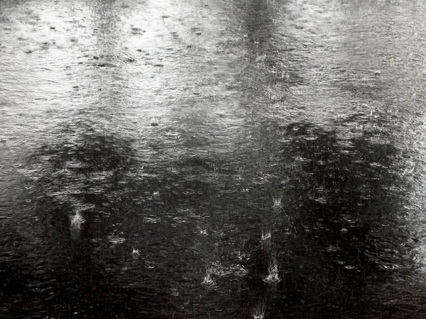 Fondo inundado camino con salpicaduras de las gotas de lluvia . —  Fotos de Stock