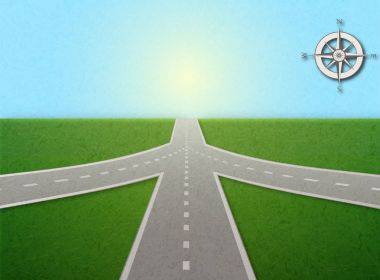 Pusula ile yol kavşak ile resimde boş karayolu. Ufuk ve güneşli gökyüzü giden yol. Gölgelendirme, kağıt efektleri ve dokular derinlemesine işlemek hedef oluşturmak için katmanlı. Mermer etkisi ile görüntü. 