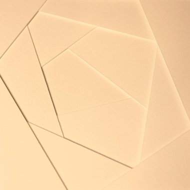 Soyut geometrik arka planda kalın soluk sarı, bej renkli kağıt, karton sayfalardan gelen hafif pastel tonları.
