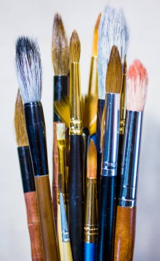 Farklı boyut ve şekillerde ışık arka plan üzerinde Sanat fırçalar.