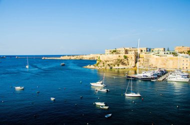Grand Harbor 'da güzel yatlar. Malta' nın üç şehri.