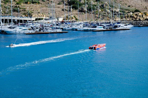 Barco Rojo Mar Mediterráneo Gozo Paisaje — Foto de Stock
