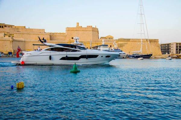 Biały Jacht Grand Harbour Malta Fort San Angelo — Zdjęcie stockowe