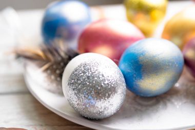 Mutlu Paskalyalar! Paskalya yumurtaları. Paskalya arka plan. Renkli Paskalya yumurtaları