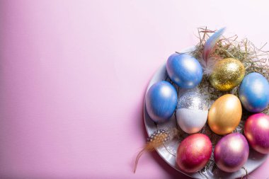 Mutlu Paskalyalar! Paskalya yumurtaları. Paskalya arka plan. Renkli Paskalya yumurtaları