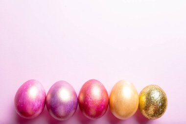 Mutlu Paskalyalar! Paskalya yumurtaları. Paskalya arka plan. Renkli Paskalya yumurtaları