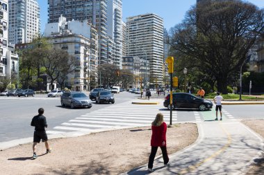 İnsanlar bir sokakta içinde şehir Buenos Aires, Arjantin