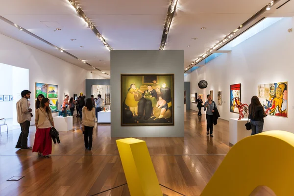 People in an art exhibition in the Malba (Museo de Arte Latinoamericano de Buenos Aires) Museum in the city of Buenos Aires — Stock Photo, Image