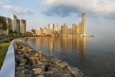 Finans bölgesine ve gün batımında Panama City, Panama, deniz görünümü.