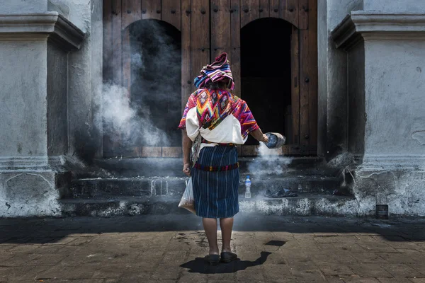 Maya vrouw uitvoeren van een ritueel voor de Santo Tomas-kerk in de stad van Chichicastenango, in Guatemala — Stockfoto