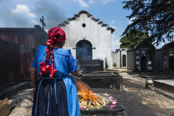 Mujer maya realizando un ritual maya tradicional en el cementerio del pueblo de Chichicastenango, en Guatemala —  Fotos de Stock