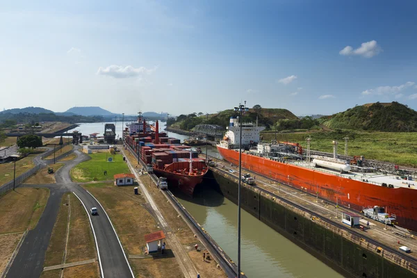 Frachtschiff und Öltanker in den Miraflores-Schleusen im Panamakanal, in Panama — Stockfoto