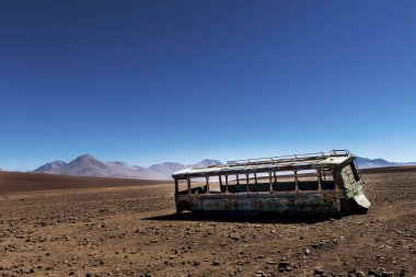 Bolivya'daki Potosi bölümünde çölde otobüs; Çölde seyahat ve seyahat Andes için kavram
