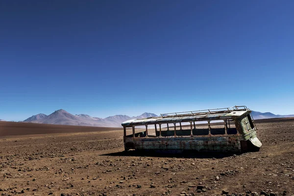 Autobús en el desierto en el Departamento de Potosí en Bolivia; Concepto para viajar en el desierto y viajar en los Andes — Foto de Stock