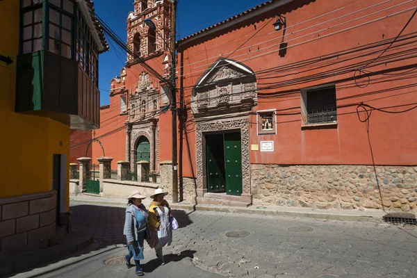 Dos mujeres vestidas con ropa tradicional en la ciudad de Potosí en Bolivia. Potosí es una de las ciudades más altas del mundo y fue la mayor fuente de plata para España durante la época colonial. . —  Fotos de Stock