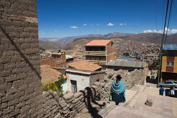 Mujer vestida con ropa tradicional en la ciudad de Potosí en Bolivia. Potosí es una de las ciudades más altas del mundo y fue la mayor fuente de plata para España durante la época colonial. . — Foto de Stock