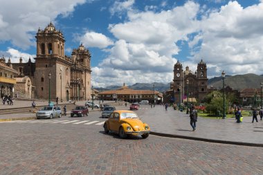 Plaza de Armas Peru'da Cuzco şehir içinde görünüm. Cuzco İnka İmparatorluğu'nun başkenti oldu ve onun arkeolojik kalıntılar ve İspanyol sömürge mimarisi için bilinen