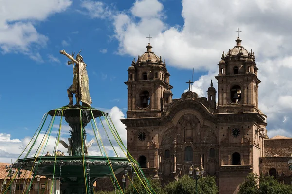 Vista de la estatua del Emperador Inca con la Iglesia de la Compañía de Jesús en la espalda en Cusco —  Fotos de Stock