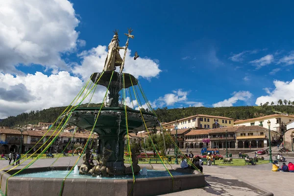 Uitzicht op de Plaza de Armas in de stad Cusco, in Peru. Cuzco was de hoofdstad van het Inca-rijk, en staat bekend om de archeologische overblijfselen en de Spaanse koloniale architectuur — Stockfoto